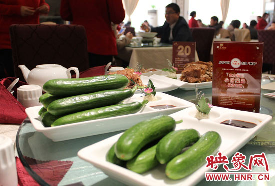 3月22日，阿五美食英協(xié)路店的服務(wù)員為我們展示大份菜品和小份菜品