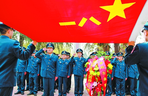 　　“我宣誓:保衛(wèi)祖國藍(lán)天不受侵犯!”4月3日,濟(jì)空某部的官兵來到內(nèi)鄉(xiāng)縣烈士陵園掃墓,通過敬獻(xiàn)花籃、