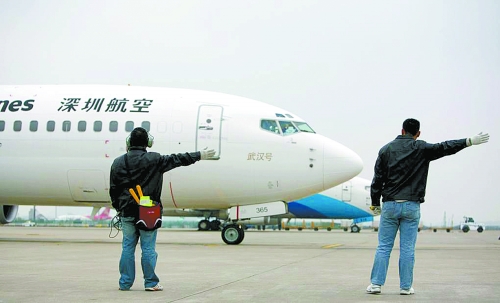 機(jī)場(chǎng)工作人員在指揮飛機(jī)起飛 機(jī)場(chǎng)工作人員在指揮飛機(jī)起飛