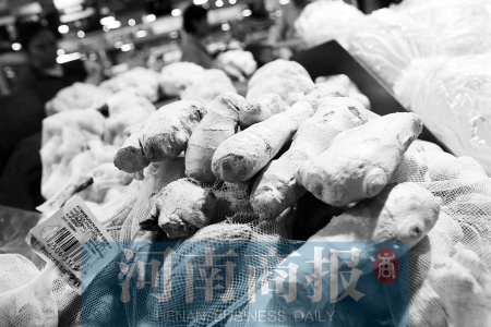 鄭州各商場開始普查山東生姜 記者 王春勝/攝 鄭州各商場開始普查山東生姜 記者 王春勝/攝