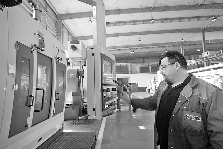 　　▲5月7日，來自德國的專家正在中原內(nèi)配股份有限公司的生產(chǎn)線上調(diào)試設(shè)備。