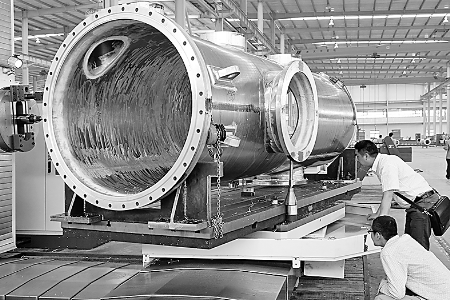 ▲5月6日，河南飛宇實業(yè)有限公司的技術(shù)人員正在調(diào)試設(shè)備，準(zhǔn)備試生產(chǎn)。