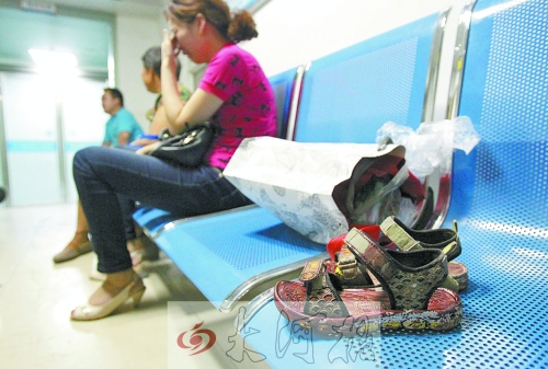 7歲男孩去廁所被“精神病”大男孩捅十多刀,孩子父母和孩子姥姥在手術(shù)室前痛哭。孩子的涼鞋上全是血跡。