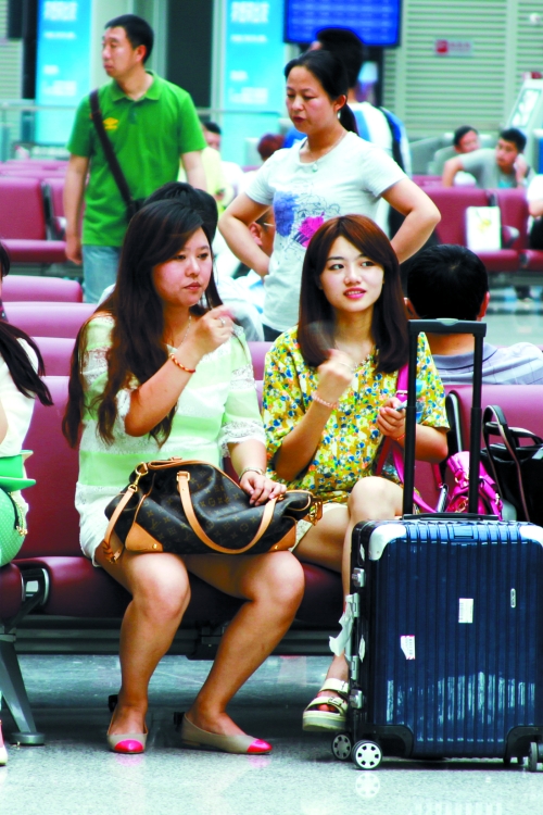 實在太熱，有個美女拿身份證當(dāng)扇子用