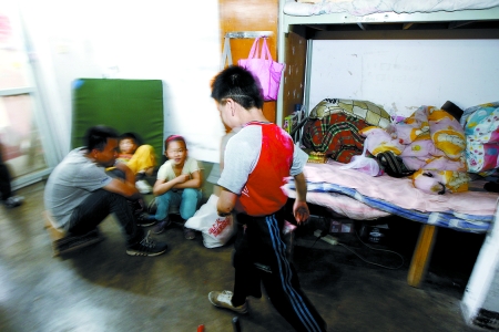 孩子們住在這里，沒(méi)有上學(xué)，大部分時(shí)間是練功，出去表演