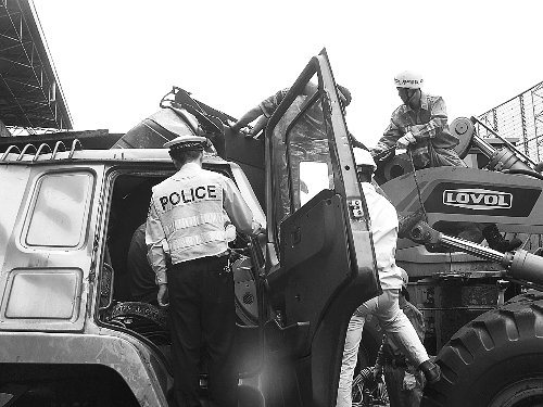 　　調(diào)來鏟車，幫忙救人。