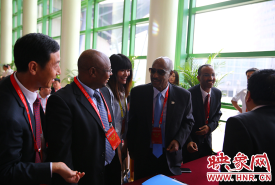 埃塞俄比亞駐華大使塞尤姆·梅斯芬在簽約會(huì)現(xiàn)場 埃塞俄比亞駐華大使塞尤姆·梅斯芬在簽約會(huì)現(xiàn)場