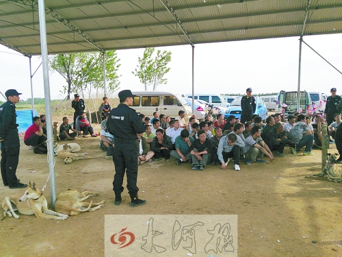 民警突襲賭場，64名涉案人員全部落網(wǎng)。