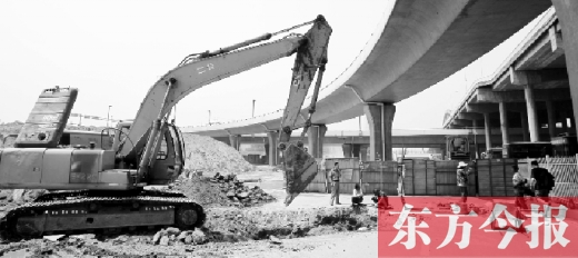 施工方稱為配合另一工程開工移管道 預(yù)計6月中旬或6月底恢復(fù)通車 施工方稱為配合另一工程開工移管道 預(yù)計6月中旬或6月底恢復(fù)通車