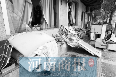 　多間臨街商鋪夜間被砸，店里的沙發(fā)、貨品等被搬到了戶外  侯建勛/攝