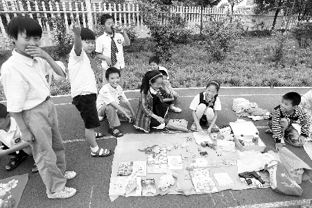 小學(xué)生當(dāng)?shù)財(cái)偫习?，擺起攤來(lái)也很專業(yè)