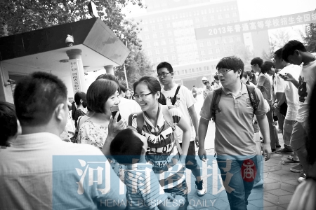 考場(chǎng)外，家長(zhǎng)用溫暖的笑容迎接孩子