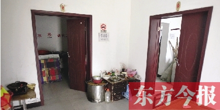 男廁洗漱池前，堆放著大量家電、家具等生活用品