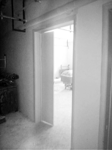 原有的太平間被扒了，又新建了一個