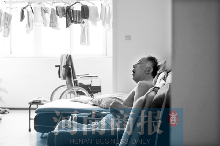 金老先生因偏癱生活不能自理，鄰居說，平時經(jīng)?？吹阶o(hù)工和老人的弟弟前來照顧 實習(xí)生 唐韜/攝