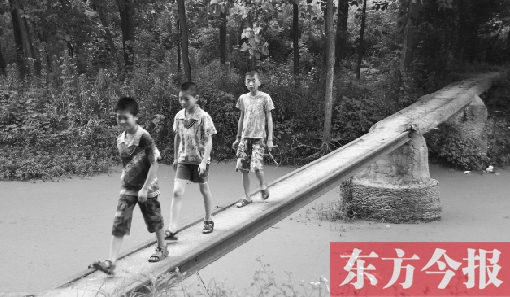 這座寬僅0.4米的危橋，承擔(dān)著1000多人的出行