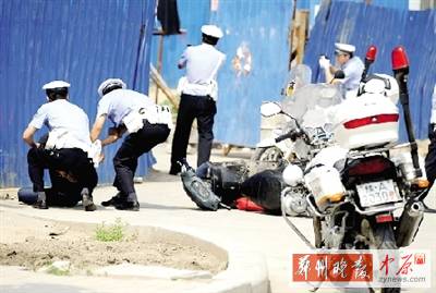 　一名歹徒被抓獲，另一名歹徒持槍劫持了一名門衛(wèi)。