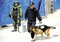 排爆專家、警犬在現(xiàn)場待命。