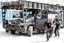 特警的突擊車到達現(xiàn)場。