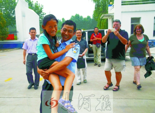 黨心松一行人剛下車，楊衛(wèi)軍就一把抱起了她，流露出幸福的笑容，不遠(yuǎn)處史蒂夫拍照銘記這一刻。