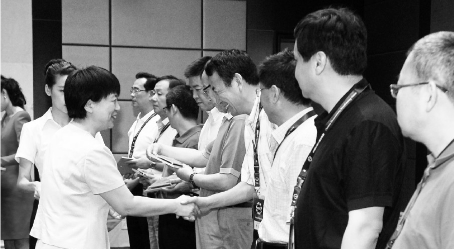 河南省委常委、宣傳部長趙素萍給中國紀(jì)錄片播出聯(lián)盟理事臺發(fā)放牌匾