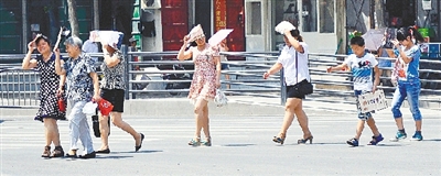  街頭，遮擋陽光是一門“技術(shù)活”。