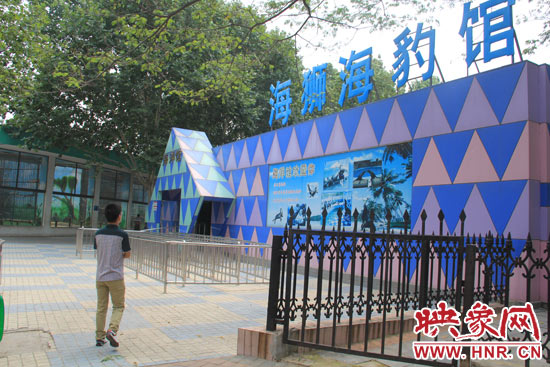 因?yàn)槭侵芤?，鄭州市?dòng)物園海洋館的游客并不多。