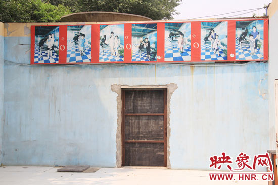 在鄭州市動(dòng)物園內(nèi)的海獅館內(nèi)，隨處可見游客與動(dòng)物合影的宣傳畫。