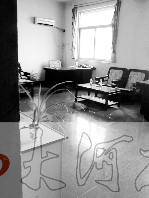 上班時間，這間辦公室內(nèi)卻空無一人。