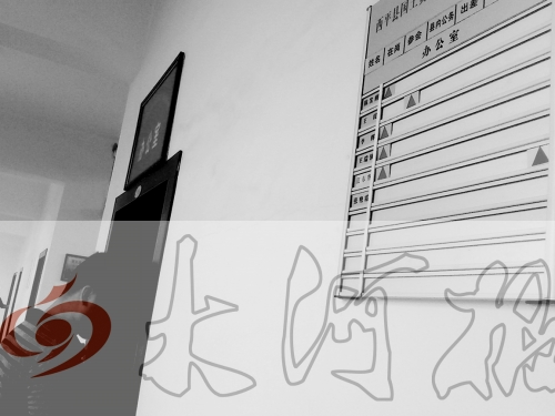 　7月4日上午，西平縣國(guó)土局辦公室門口在崗牌子高高掛，但里面空無(wú)一人。