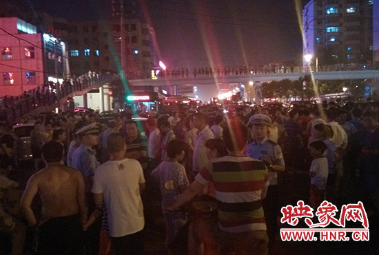 8月7日晚20時(shí)許，幾位交警在人群中