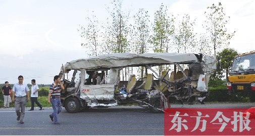 312國(guó)道信陽光山段貨車撞上中巴客車