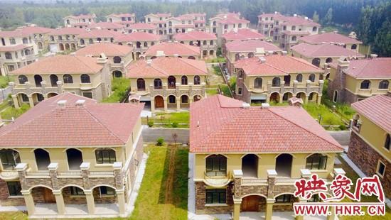 這里的別墅共計(jì)30多棟，有兩層的，也有三層的，主體、裝修都已經(jīng)完工