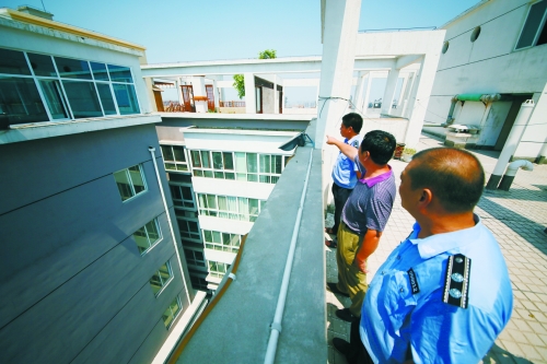 洛龍區(qū)城管執(zhí)法人員到該小區(qū)的“空中花園”進(jìn)行調(diào)查取證 洛龍區(qū)城管執(zhí)法人員到該小區(qū)的“空中花園”進(jìn)行調(diào)查取證