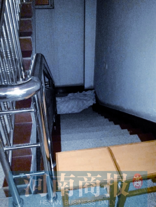 昨晚7點(diǎn)多，女孩的尸體還未移走 見(jiàn)習(xí)記者 姬中貴/攝