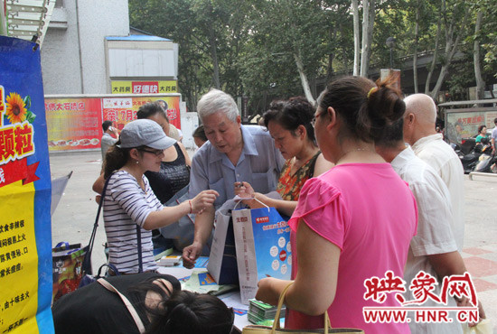 過(guò)期藥品兌換現(xiàn)場(chǎng)