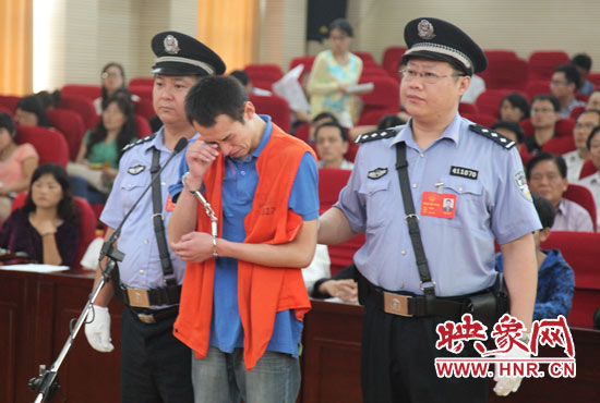 庭審現(xiàn)場(chǎng)，幾度流下淚水的小偉，后悔當(dāng)初太過沖動(dòng)。魏海勇-攝