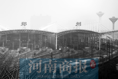 從解放路立交向南望去，火車站南側(cè)一座高樓在霧霾中若隱若現(xiàn)