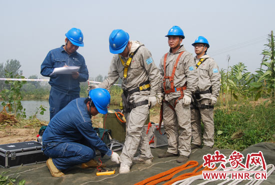 “弟兄們”每次上塔作業(yè)，樊建軍都要認真核對檢查，不容一絲失誤出現(xiàn)。