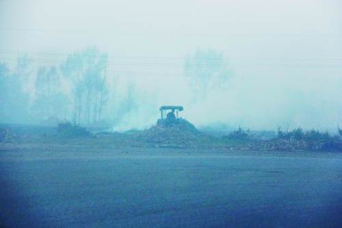 　9月底，南陽市社旗縣一處秸稈焚燒現(xiàn)場。此次督察通報，該縣被罰款9萬元。