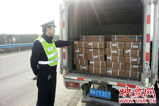 女子開(kāi)著廂貨車在高速狂奔 竟拉著一噸多爆炸物 女子開(kāi)著廂貨車在高速狂奔 竟拉著一噸多爆炸物