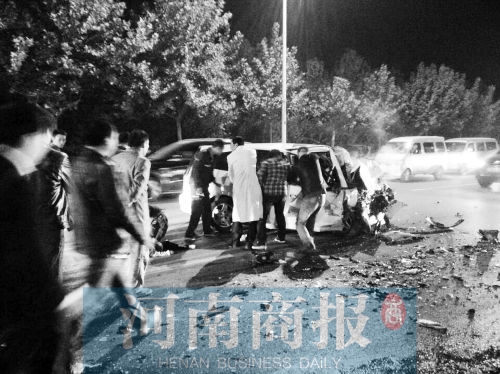 慘劇現(xiàn)場，眾人紛紛上前施救，有人拉住變形的車門，為傷者爭取救援時間