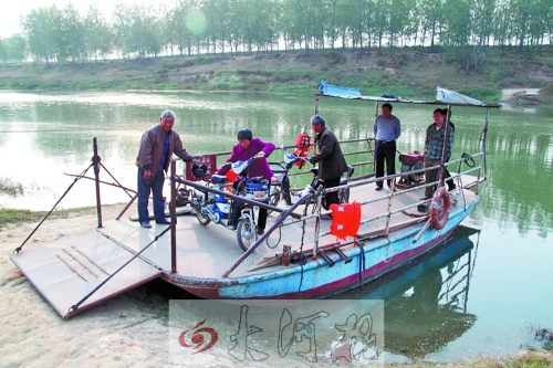 18年來(lái)，盛衛(wèi)川堅(jiān)持每日如此，為河兩岸的人擺渡。