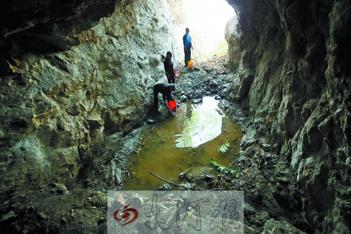 村民說以前這里的水很深，現(xiàn)在也就剩這么一點兒了。