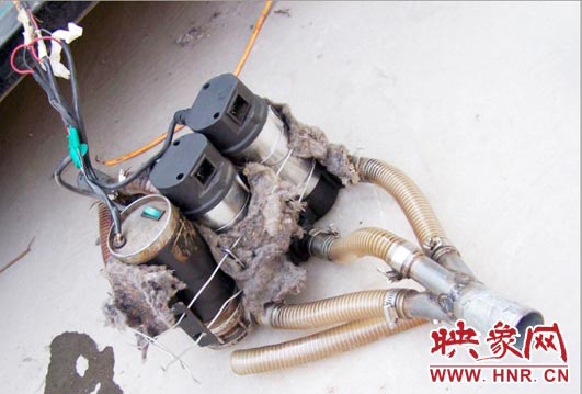 圖為犯罪分子攜帶的一臺(tái)簡易抽油泵