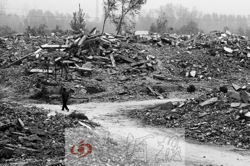 綠城街頭，海量的建筑垃圾令人觸目驚心。