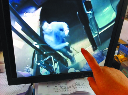 鄭州女公交車長遭歹徒卡脖索錢 公司欲為其頒發(fā)委屈獎(jiǎng) 鄭州女公交車長遭歹徒卡脖索錢 公司欲為其頒發(fā)委屈獎(jiǎng)