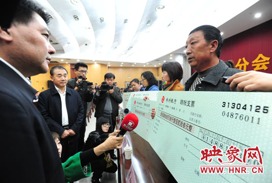 最高人民法院執(zhí)行局局長(zhǎng)劉貴祥、河南省高級(jí)人民法院院長(zhǎng)張立勇親手為申請(qǐng)執(zhí)行人員發(fā)放執(zhí)行款