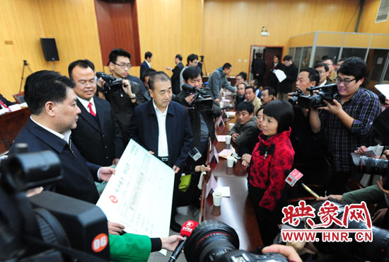 最高人民法院執(zhí)行局局長(zhǎng)劉貴祥、河南省高級(jí)人民法院院長(zhǎng)張立勇親手為申請(qǐng)執(zhí)行人員發(fā)放執(zhí)行款