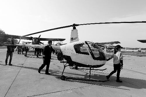 選拔賽現(xiàn)場(chǎng)，選手們正入場(chǎng)表演 記者 鄧萬里/攝